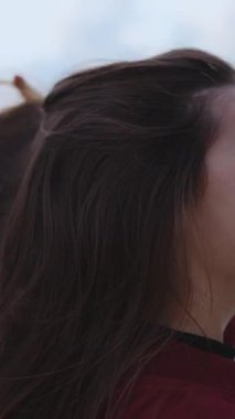 Sahilde yürüyen kaygısız genç kadın portresi açık havada günbatımının tadını çıkarıyor. Çekici bir kız. Yaz zamanı..