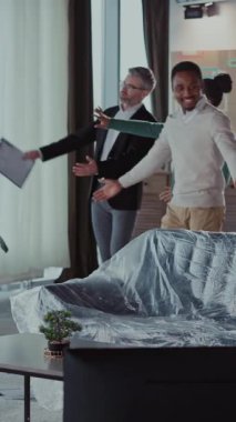 Evli genç bir çift yeni evi ziyaret ediyor emlakçıyla kontrat hakkında konuşuyorlar. Neşeli zenci evli adam rahat koltukta oturmuş evin tadını çıkarıyor..