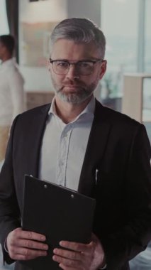 Neşeli Erkek Portresi Başarılı İş Adamı Emlak Sözleşmesi Belgeleri Kamera Satış Evi 'nden Çifte Gülümseyen Evraklar.