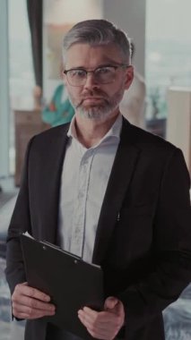 Dairenin içinde belgeleri olan başarılı emlakçı portresi. Neşeli Afrikalı Evli Çift Arka planda Yeni Ev Keyifli.