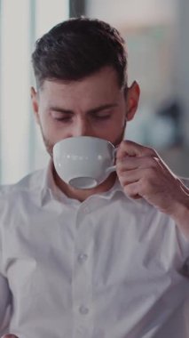 Bu video, bir adamın yoğun yaşamına ara verip, kahvesini yudumlarken sakinliğini bulup üretkenliğe geçişini gösteriyor.