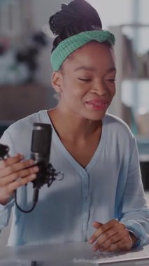 Yetenekli bir kadın, canlı bir stüdyoda müzik ve teknolojiye olan tutkusunu paylaşıyor. Yürekten bir melodiyle mikrofona güvenle şarkı söylüyor.