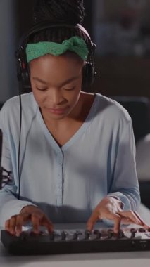 Bu canlı video müzik yaratıcılığı ile ilgilenen yetenekli bir kadını içeriyor, neşe ve odak ile elektronik bir klavye çalıyor, müzik tutkusunu somutlaştırıyor.