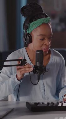 Tutkulu bir bayan müzisyen, yetenekleri ile seyirciyi cezbeder, klavye çalar ve şarkı söyler, yaratıcılığını ve adanmışlığını gösterir.