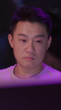 Video, yüzünün mor ışıkta yakın plan çekimiyle başlayan yaratıcı bir adamın görüntüsünü içeriyor. Loş bir odada, bir bilgisayara odaklanıyor.