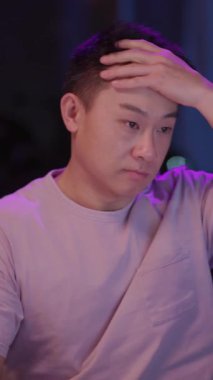 Bu videoda, mor gömlekli bir adam iç gözlem ve yaratıcılık anlarından geçiyor, kanepede başlıyor, sonra mor ışıkta, ve son olarak da kalemle bir masada.