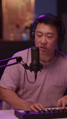 Bu canlı müzik videosunda yetenekli bir adam, bir klavye ve mikrofonla tutkuyla şarkı söylüyor ve kendini ritme kaptırıyor.