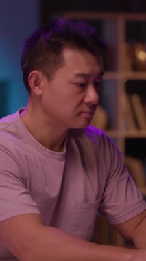 Mor gömlekli bir adam dikkatle dizüstü bilgisayarının başında çalışır, zaman zaman seyirciyle yakınlaşmak için başını kaldırır, profesyonellik ve sıradanlığı harmanlar.