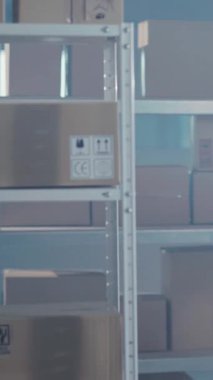 Çok kültürlü bir çift genç Afrikalı erkek işçi kafkas yönetici patronla el sıkışıyor ve postanenin deposunda yemek pişiriyor..