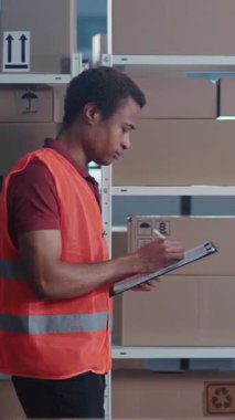 Kafkas direktör yetişkin yönetici, genç zenci işçinin yanına gelip depoda iş birliği yapan kutuları sıralamayı tartışıyor. Postane kavramı.