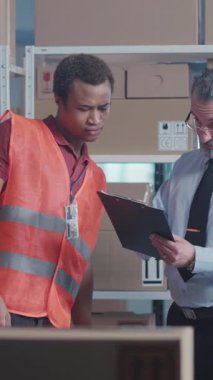 Çoklu Yarış Erkek Çifti Postanenin Depo Odasında İşbirliği Yapıyor. Doğrudan Yetişkin İlişkileri Şarkı Söyleme ve Genç Meslektaşlarla El sıkışma Belgesi. Takım çalışması..