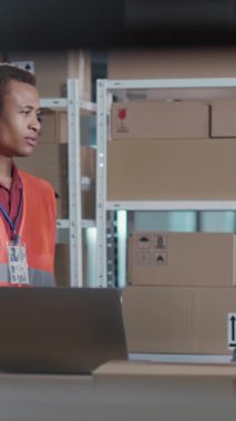 Başarısızlık, Tartışma Konsepti. Yetişkin Olgun Öfkeli İş Adamı Genç İşçi 'nin Hataları İçin Suçluluk Duyması İçin Çok Sinirleniyor. Postane. Kargo.