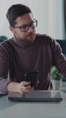 Odaklanmış bir adam kruvasandan zevk almaktan vazgeçip, boş zamanı ve verimliliği teknolojiyle harmanlayan, kendini işine adamış bir iş alanına geçer.