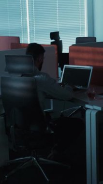 Ofis işi konsepti, yalnız sakallı genç erkek işadamının arka plandaki portresi programcı yazılım geliştiricisi avukat yönetici gece vakti kodlama yaparak beyin fırtınası iş dünyası binası inşaatında, hayal kırıklığına uğradım.