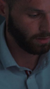 Genç erkek yazılım mühendisinin destansı yakın plan portresi onu geliştirici programcı avukat yönetici gece çok çalışan, yazılım geliştirici onu programcı avukat beyin fırtınası teknik süreç derin öğrenme, düşünme ve deneme