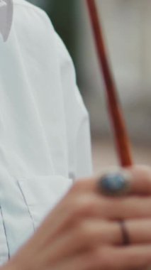 Güzel genç ressam resim yapıyor, stüdyoda fırça ve palet tutuyor. Tuval. Ağır çekim. RED Epic Camera 'da Çekim.