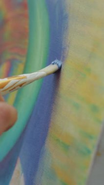 Sanatçının elleri bir fırça ve palet tutuyor. Boyayla çiz. Stüdyoda. Tuval. Ağır çekim. RED Epic Camera 'da Çekim.