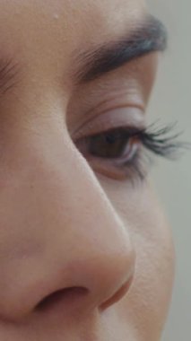 Genç ve çekici bir sanatçının gözlerinin yakın çekimi. Boyayla çiz. Atölyeler. Ağır çekim. RED Epic Camera 'da Çekim.