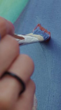 Sanatçıların el fırçalarının tuvale yakın çekimi. Boyayla çiz. Stüdyoda. Ağır çekim. RED Epic Camera 'da Çekim.