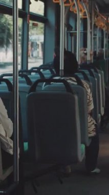 Yolcudan modern tramvay tramvayı manzarası, toplu taşıma, şehir geçmişi. RED Epic Camera 'da Çekim