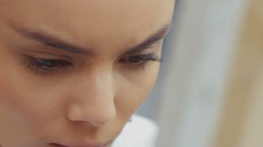 Sanatçının elleri bir fırça ve palet tutuyor. Boyayla çiz. Stüdyoda. Tuval. Ağır çekim. RED Epic Camera 'da Çekim.