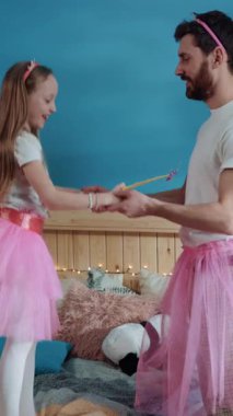 Yürek ısıtan bir video pembe etekli bir adam ve kızı neşeli anlar paylaşırken, eğlenceli aktiviteler yaparken ve sihir yaratırken gösteriyor.