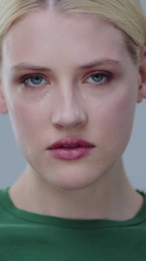 Güzel, dingin bir genç kadın portresi. Gözleri nazikçe kapalı, sakin ve derin bir iç gözlem.