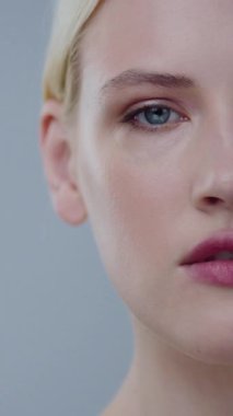 Göz kamaştırıcı bir yakın plan portresi bir kadının sakin ifadesini ve büyüleyici doğal güzelliğini gözler önüne seriyor.