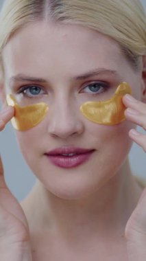 Kendini adamış bir güzellik meraklısı optimum hidrasyon ve gençleştirme için altın maskeler takıyor.