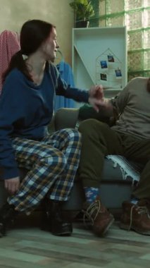 Dürtücü kadın bir adamı dövüyor. Alkolik şişeli bira konuşuyor. Stresli, alkolik, umutsuz, mutsuz, yetişkin alkolizmi sorunu.