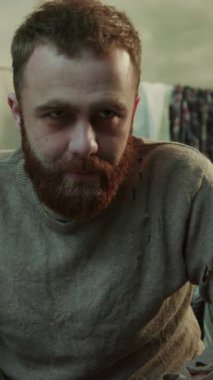 Gergin genç bir kadın bir adama vuruyor. Bir alkolik kanepeye oturuyor. Stres, stres, alkolik, alkol, yorgun, sinirli parti adamı.