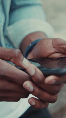 Teknoloji ve yaşam tarzı temaları için ideal, modern bir akıllı telefonla bağlantılı iki elin detaylı yakın çekim görüntüsü