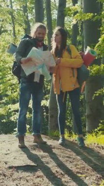 Genç ekstrem yürüyüşçüler doğru yolu arıyorlar, bir yol haritası ve pusula kullanıyorlar, yüksek zirveden manzarayı izliyorlar. Keşif, aşırı yaşam tarzı, sırt çantası. Macera, aşk hikayesi..