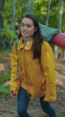 Genç neşeli yürüyüşçüler dağ tepelerine tırmanırken birbirlerine destek oluyorlar. Turizm, ekstrem spor, aktif yaşam tarzı, sağlık. Eğlence, macera zamanı..