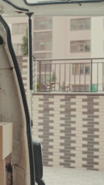 Kurye genç Afro-Amerikan adam kutuları arabaya koydu teslimat işi posta üniforması taşıdı güçlü taşıma hizmeti yetişkin portresi koordinasyonu ağır çekim