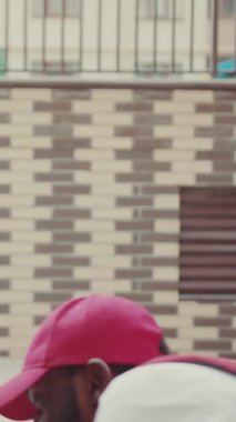 Kapalı yüz kuryesi Afro-Amerikan genç adam kutuları arabaya koydu teslimat işi posta üniforması taşıdı güçlü nakliye paketi servis koordinasyonu ağır çekim yetişkin portresi