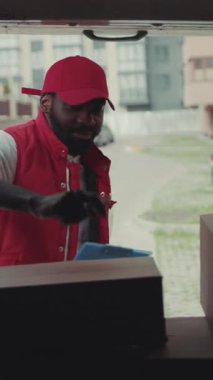 Portre kuryesi Afro-Amerikan, teslimat cihazı, karton teknoloji kutusu siparişi, posta kutusu postası, sakallı, lojistik postacı...