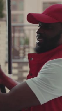 Kapalı kurye Afro-Amerikan, teslimat cihazı, karton teknoloji kutusu siparişi, postacı, sakallı, lojistik postacı...