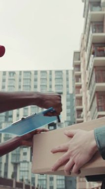 Sokak kuryesinde Afro-Amerikan, teslimat cihazı, karton teknoloji kutusu siparişi, postacı, sakallı, lojistik postacı...