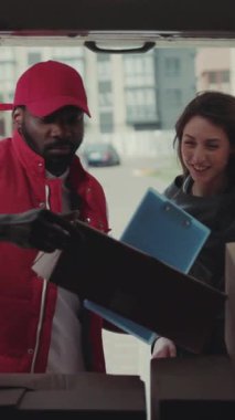 Kurye Afro-Amerikan, teslimat cihazı, karton teknoloji kutusu siparişi, postacı, sakallı, lojistik postacı,