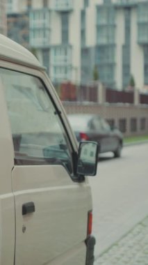 Yakışıklı kurye genç Afro-Amerikan adam kameraya bak gülümse portre teslimat posta üniforması işçi karton ticari dağıtım sonrası ulaşım kutusu lojistik servis kapatın