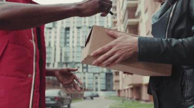 Kapatın ellerinizi, kurye Afrikalı Amerikalı bir kadına dağıtım cihazı, karton teknoloji kutusu siparişi, posta kutusu postası, sakallı, lojistik postacı...