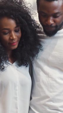 Sevgi dolu bir çift arasında paylaşılan büyüleyici ve keyifli bir an gündelik moda ve yakın bağlarını gözler önüne seriyor.