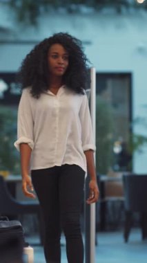 Yeşillik ve modern dekorla dolu rahat bir kafenin içini gösteren güzel bir yumuşak odak görüntüsü.