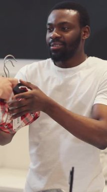 Kendine güveni olan şık bir adam, çeşitli yaşam tarzları ve moda temaları için mükemmel bir uyum sağlıyor.