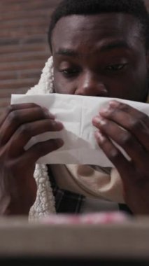 Düşünceli ve düşünceli bir adam. Huzurlu bir an geçiriyor. Lezzetli atıştırmalıkların tadını çıkarıyor.