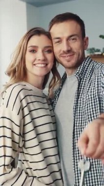 Neşeli bir çift yeni evlerinin anahtarlarını gururla taşıyor. Yeni başlangıçları, ortak yolculuğu ve parlak bir geleceğe olan bağlılığı simgeliyor.