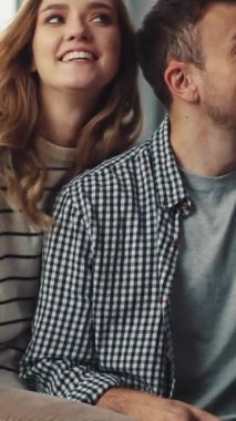 Bu iç açıcı videoda, bir çift, köpekleriyle kanepede vakit geçirip, bağlarını ve evcil hayvan sahibi olmanın sevincini vurguluyor.