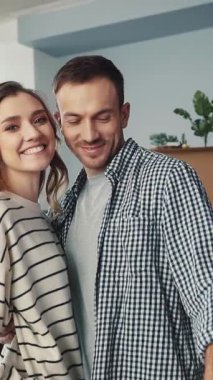 Sıcak bir oturma odasında, bir erkek ve kadın bakışlarını paylaşıyor, önemli bir anı ima ediyorlar. H ve U işaretli anahtarlar onda, yeni başlangıçları simgeliyor.