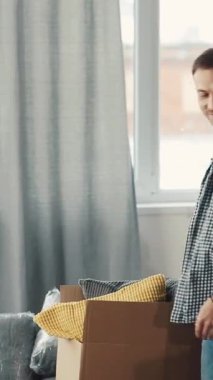 Bu iç açıcı videoda, bir erkek ve bir kadın yeni bir eve taşınmaya hazırlanıyor. Köpekleriyle bağ kurarken heyecanlarını dile getiriyorlar.